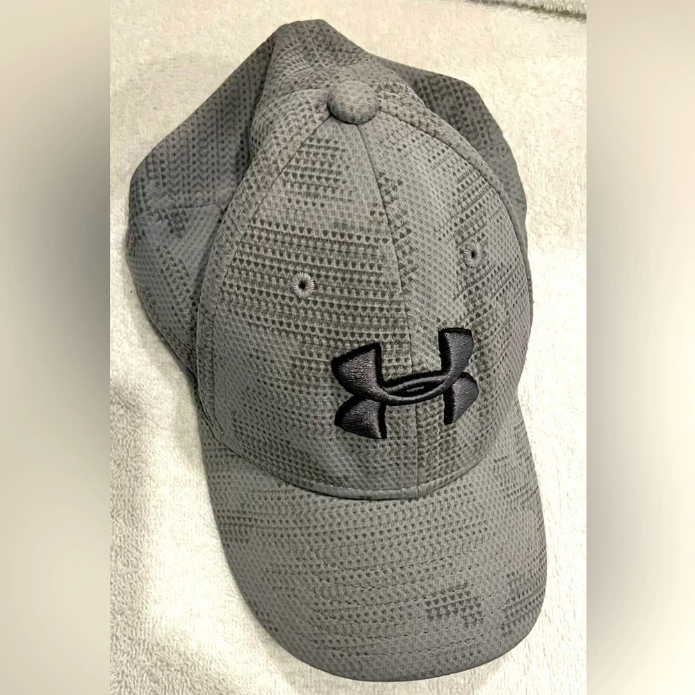 Under armor boys youth small medium cap gray